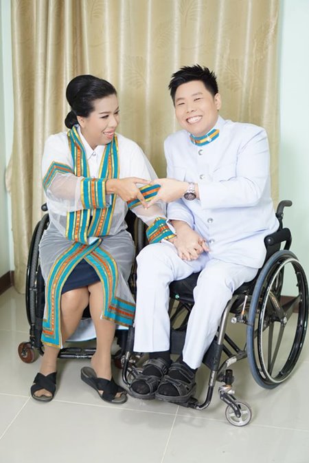 คู่รักพิการ จับมือผ่านมรสุมชีวิต มุ่งมั่นจนคว้าเกียรตินิยมด้วยกัน
