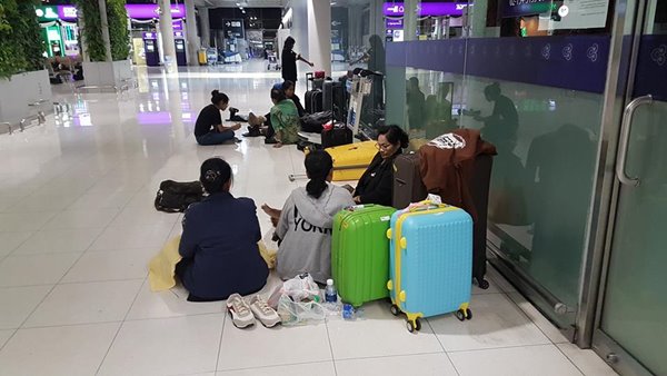 สุดช้ำ เหยื่อทัวร์ญี่ปุ่นได้กระเป๋าใหม่จากลูก แต่กลับถูกลอยแพ ต้องนอนพื้นสนามบิน