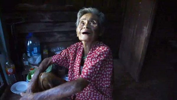 ยายวัย 81 ไม่รู้ว่าพี่สาวตายแล้ว อยู่กับศพในบ้านมากว่า 2 วัน