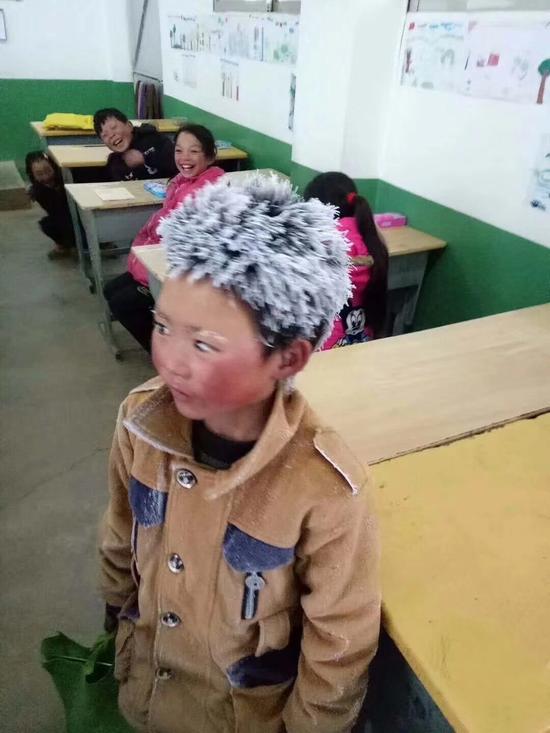 เด็กจีนฝ่าความหนาวไปเรียน