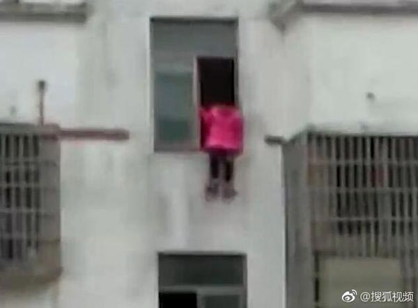 เด็กจีนดิ่งตึก 12 ชั้นเพราะทำการบ้านไม่เสร็จ