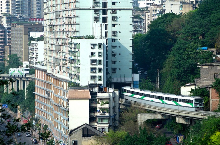 รถไฟฟ้าจีนสร้างทะลุตึก