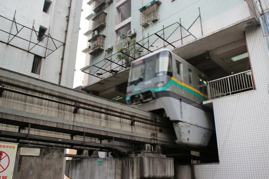 รถไฟฟ้าจีนสร้างทะลุตึก