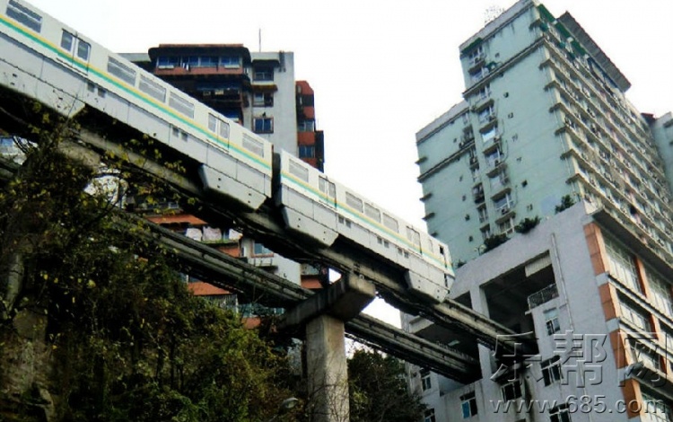 รถไฟฟ้าจีนสร้างทะลุตึก