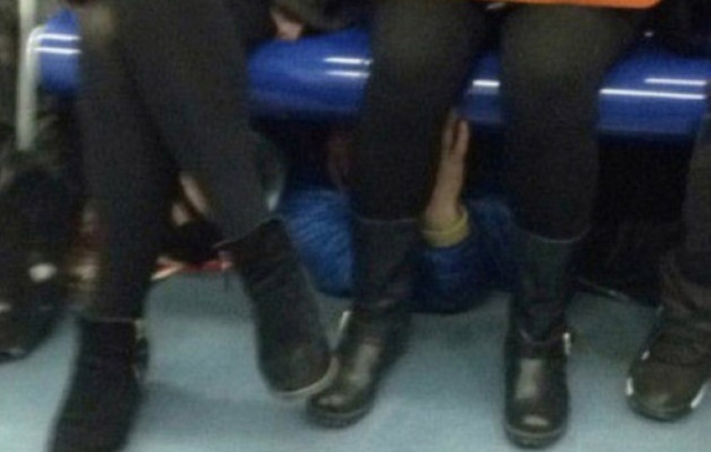 โรคจิตลงทุนนอนใต้ที่่นั่งบนรถไฟ ลูบไล้ขาสาว