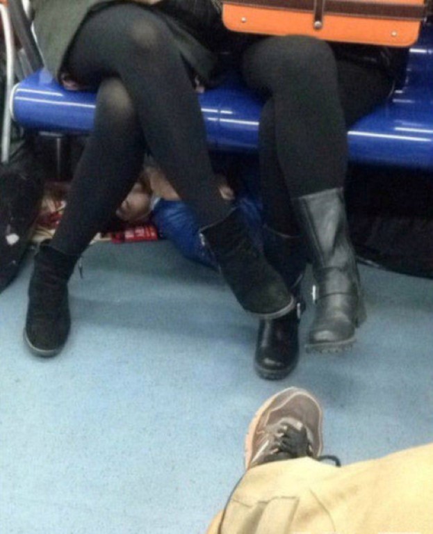 โรคจิตลงทุนนอนใต้ที่่นั่งบนรถไฟ ลูบไล้ขาสาว