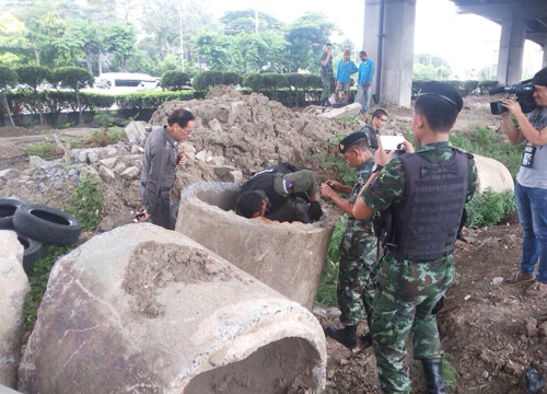 พบระเบิด M79 ซุกใต้โทลล์เวย์ตรงข้ามช่อง 11