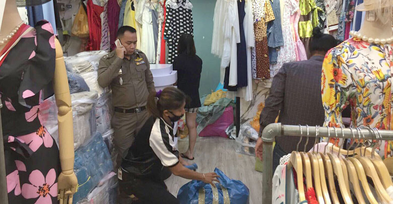ตำรวจจับร้านในห้างประตูน้ำ ขายของก๊อป เสื้อผ้าละเมิดลิขสิทธิ์ มูลค่า 35 ล้าน