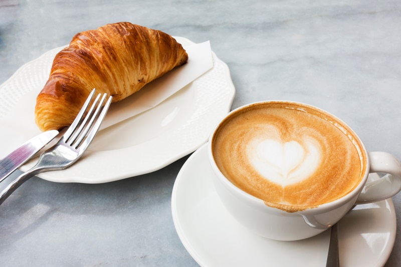 ครัวซองต์กับกาแฟ