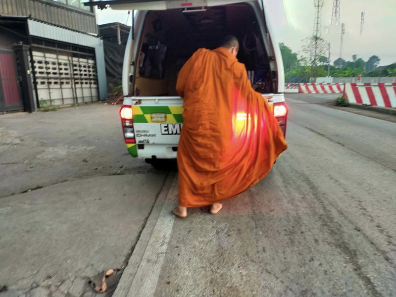 พระสงฆ์ช่วยคน