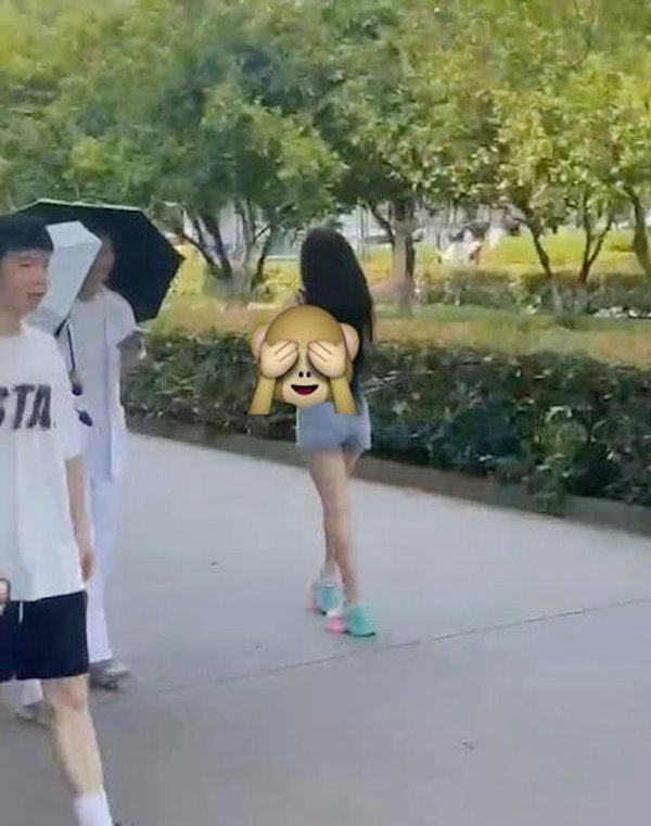 สาวแก้ผ้าเดินในวิทยาลัย