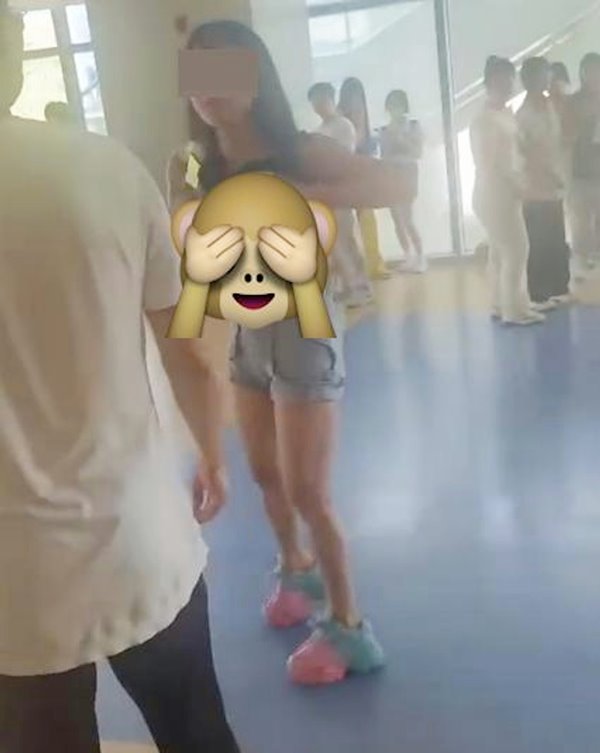 สาวแก้ผ้าเดินในวิทยาลัย