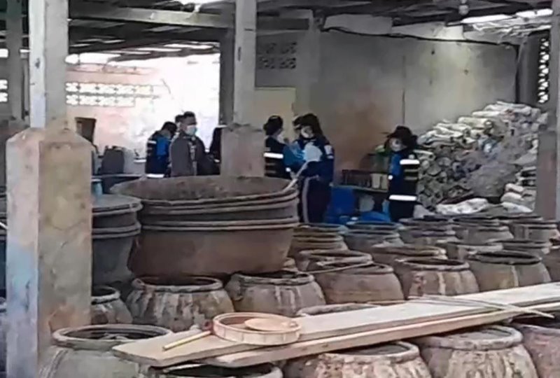 ผลชันสูตร 5 คนงานเสียชีวิตที่บ่อปลาร้า พบเลือดเป็นสีเขียว 