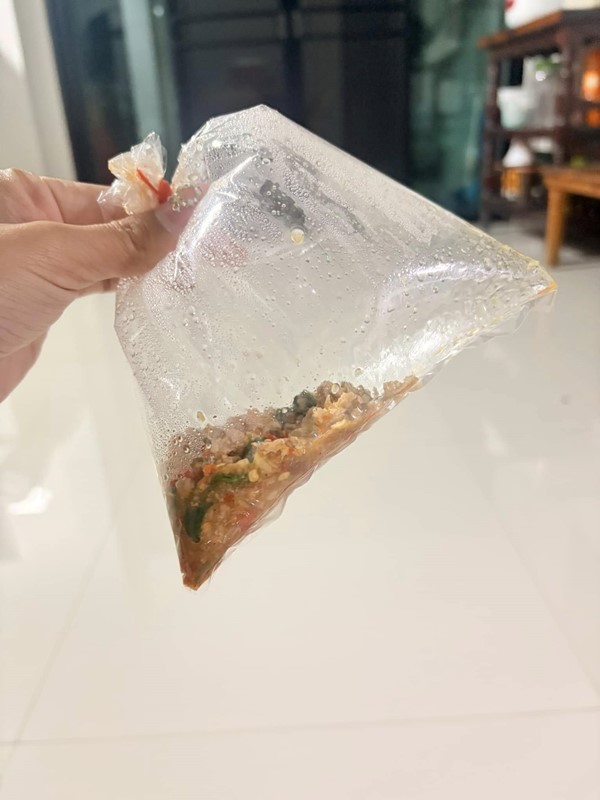 สั่งข้าวกะเพรา หมูกระเทียม ตอนดึก ราคา 75 เห็นสิ่งที่ได้แล้วใจหาย