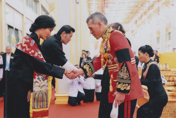ภาพพระราชทาน สมเด็จพระเจ้าอยู่หัว - สมเด็จพระเทพฯ ถวายพระเพลิงพระบรมศพ