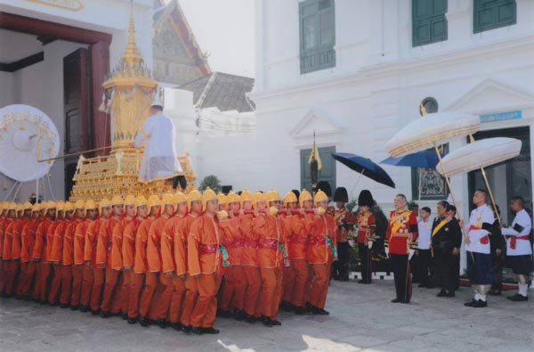 ภาพพระราชทาน สมเด็จพระเจ้าอยู่หัว - สมเด็จพระเทพฯ ถวายพระเพลิงพระบรมศพ