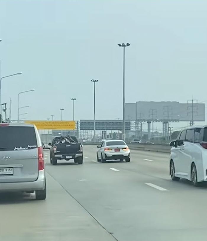 BMW ป้ายแดง ปาดหน้ากระบะ
