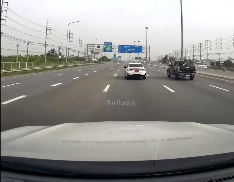 BMW ป้ายแดง ปาดหน้ากระบะ