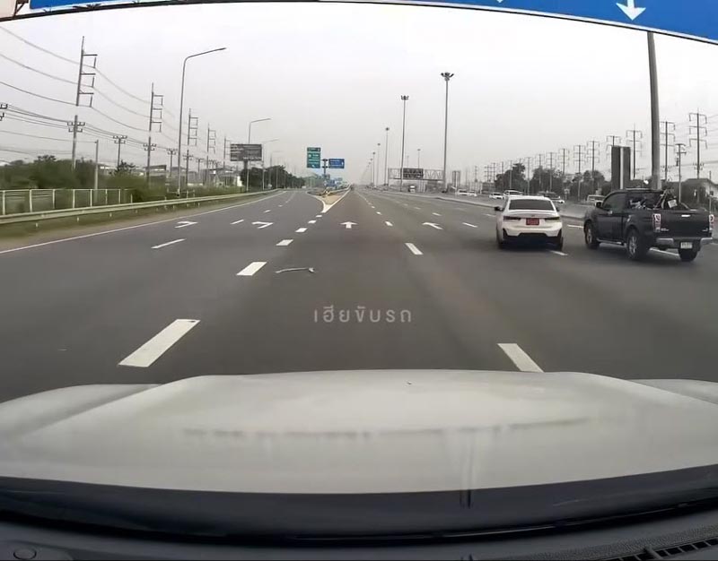 BMW ป้ายแดง ปาดหน้ากระบะ