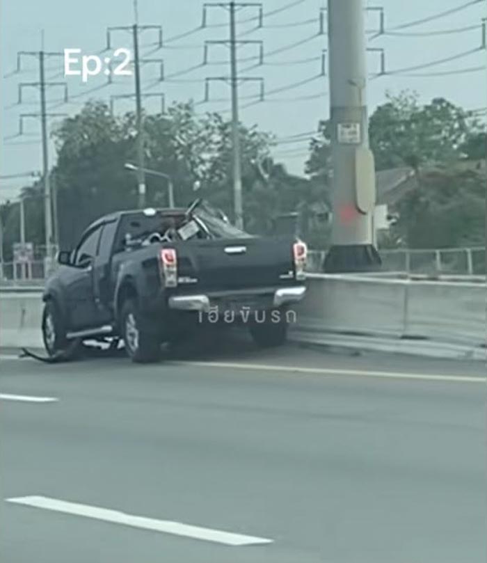 BMW ป้ายแดง ปาดหน้ากระบะ