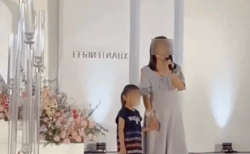 แฟนเก่าจูงลูกขึ้นเวทีในงานแต่ง