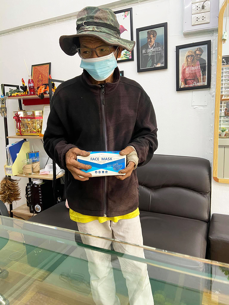 The shop owner cuts glasses for his uncle to pick up the trash for free.