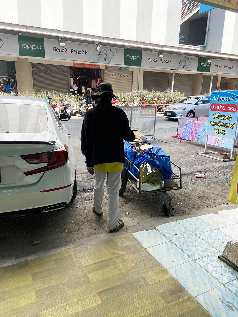 The shop owner cuts glasses for his uncle to pick up the trash for free.