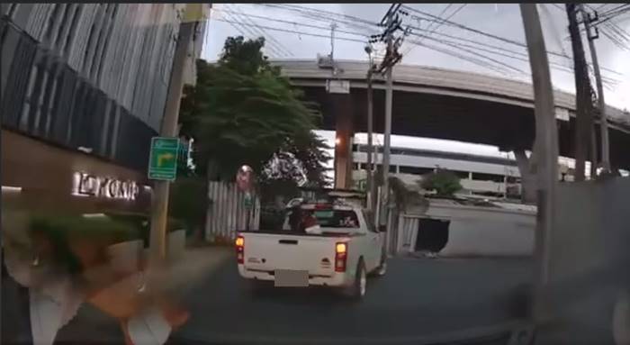 กระบะชนเบนซ์