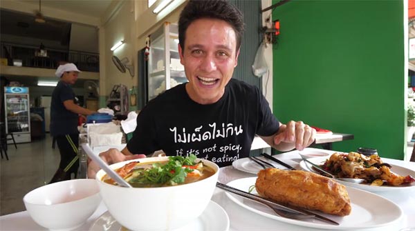 Image result for ฝรั่งกินอาหารไทย