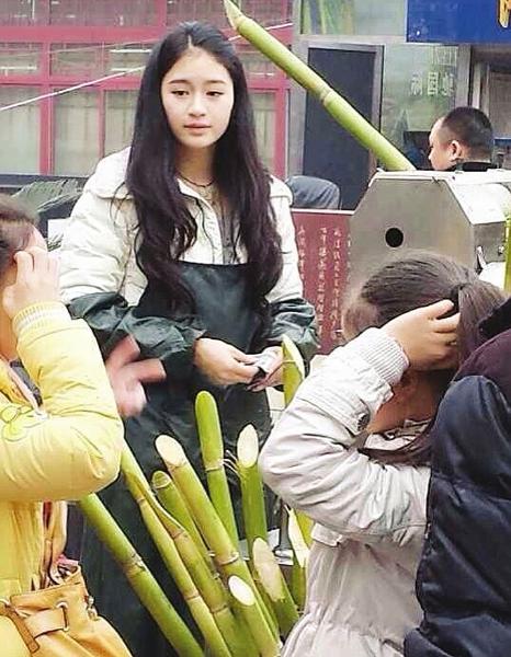 ชาวเน็ตฮือฮา ​​​นักศึกษาสาวช่วยแม่ขายน้ำอ้อยในจีน สวยสะท้านยุทธภพ