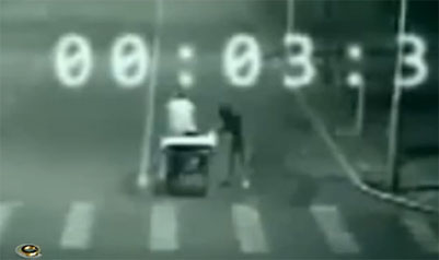 ตะลึง! สาวจีนช่วยชายกำลังถูกรถชน พาหายตัวหนี