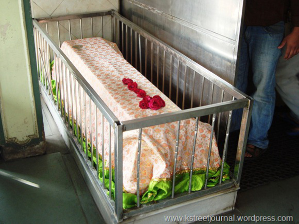 ร้านอาหารในอินเดียสุดหลอน ทานอาหารข้างหลุมศพ