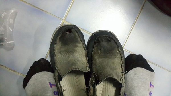 มโนไปเอง ข่าวชายติดกล้องฝังรองเท้าขึ้น BTS ที่แท้รองเท้าขาด