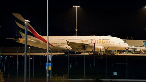 ระทึก! เอมิเรตส์ A380 ลงจอดฉุกเฉิน เครื่องยนต์บึ้มกลางอากาศ