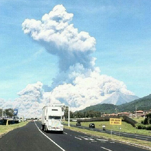 ภูเขาไฟกัวเตมาลาปะทุ สั่งอพยพกว่า 3 หมื่นคน
