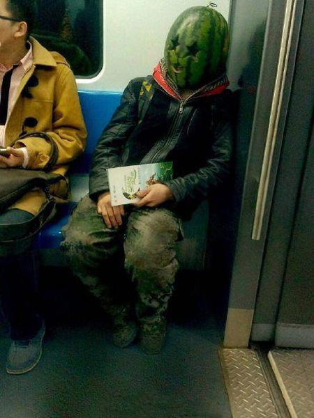 มนุษย์หัวแตงโม โผล่กลางรถไฟใต้ดินกรุงปักกิ่ง 