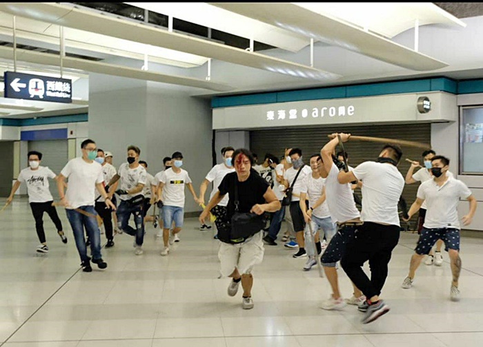 ประท้วงฮ่องกง ม็อบเสื้อขาว บุกสถานีรถไฟ ทุบตีคนในสถานีรถไฟหยวนหลง