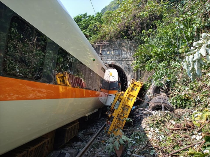  รถไฟไต้หวัน ตกราง 