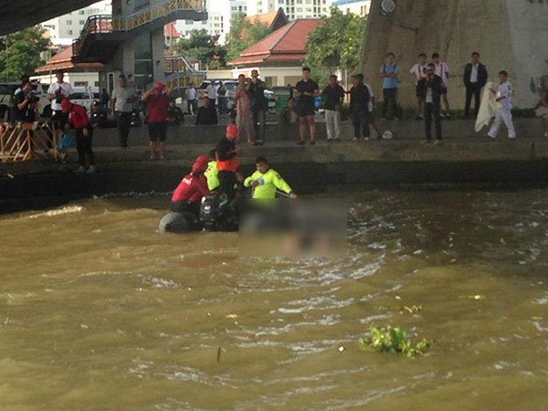 สาวกระโดดสะพานพระราม 8