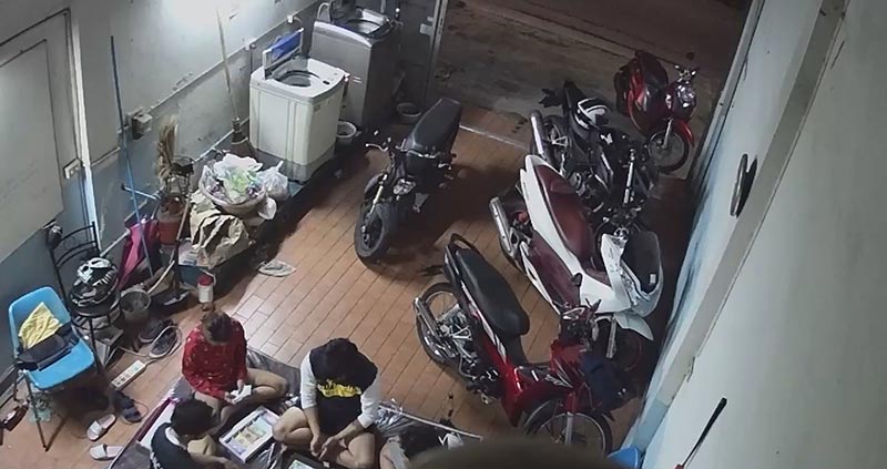 ตำรวจบุกบ้านนึกว่าเล่นไพ่ แต่พลิก แค่ตั้งวงเล่นเกมเศรษฐี ทำเอาเขินหนักมาก.. ตำรวจบุกบ้านนึกว่าเล่นไพ่ แต่พลิก แค่ตั้งวงเล่นเกมเศรษฐี ทำเอาเขินหนักมาก..