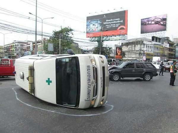 กระบะชนรถพยาบาล