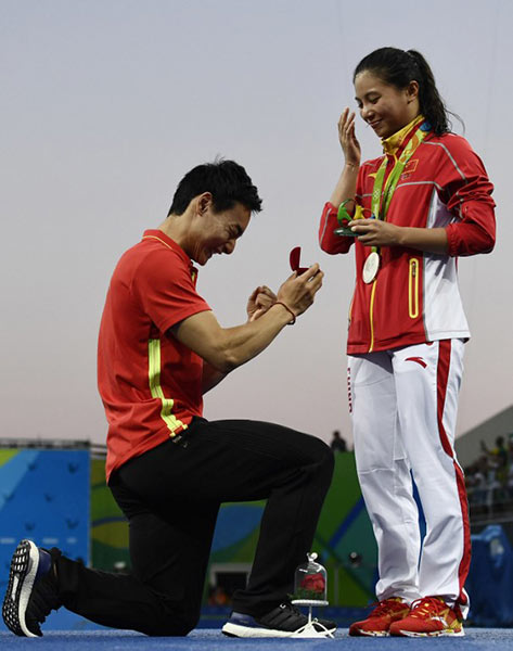 นักกีฬาจีนคุกเข่าขอแต่งงาน