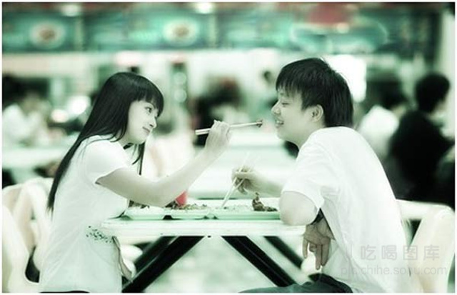 มหาวิทยาลัยจีนห้ามคู่รักป้อนข้าวในโรงอาหาร