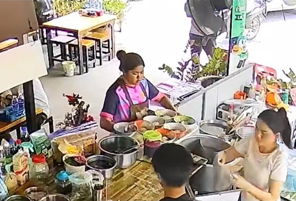 ลูกจ้างซีด ทำก๋วยเตี๋ยวคว่ำยกถาด ปาดน้ำตายอมถูกหักเงิน เจ้าของพูดซึ้งจนปล่อยโฮ