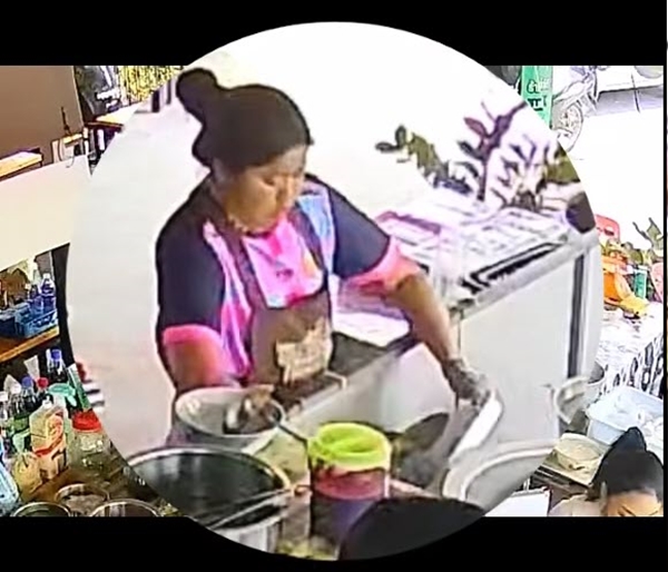 ลูกจ้างซีด ทำก๋วยเตี๋ยวคว่ำยกถาด ปาดน้ำตายอมถูกหักเงิน เจ้าของพูดซึ้งจนปล่อยโฮ