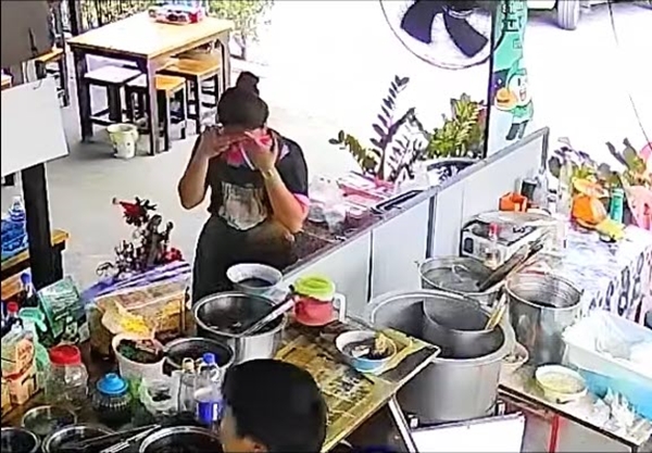 ลูกจ้างซีด ทำก๋วยเตี๋ยวคว่ำยกถาด ปาดน้ำตายอมถูกหักเงิน เจ้าของพูดซึ้งจนปล่อยโฮ