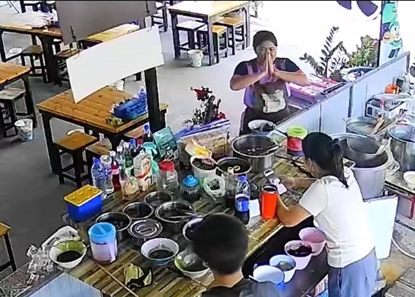 ลูกจ้างซีด ทำก๋วยเตี๋ยวคว่ำยกถาด ปาดน้ำตายอมถูกหักเงิน เจ้าของพูดซึ้งจนปล่อยโฮ