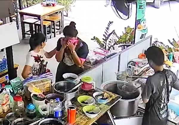 ลูกจ้างซีด ทำก๋วยเตี๋ยวคว่ำยกถาด ปาดน้ำตายอมถูกหักเงิน เจ้าของพูดซึ้งจนปล่อยโฮ