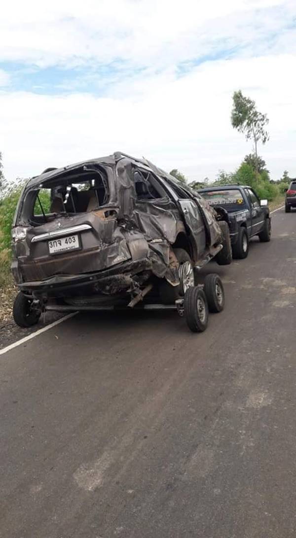 เก๋งพุ่งตกข้างทางพังยับ