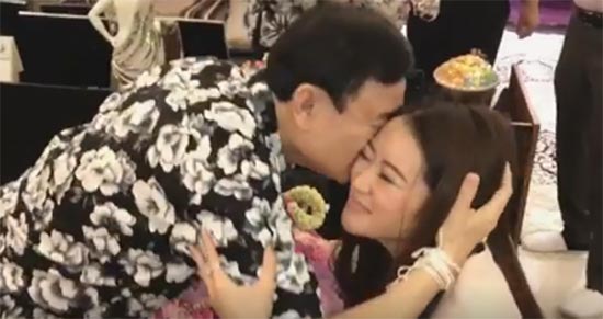 อุ๊งอิ๊ง แพทองธาร รดน้ำดำหัวคุณพ่อ ทักษิณ ชินวัตร เนื่องในวันสงกรานต์ อุ๊งอิ๊ง แพทองธาร รดน้ำดำหัวคุณพ่อ ทักษิณ ชินวัตร เนื่องในวันสงกรานต์